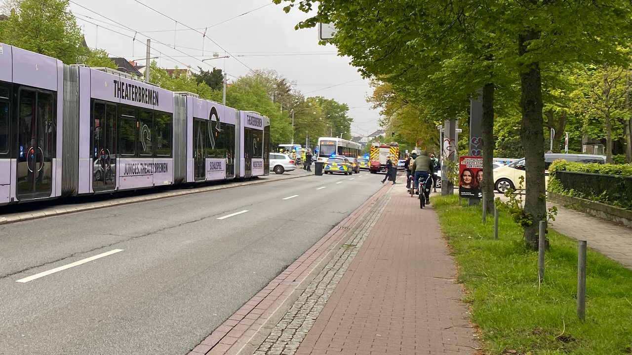 Eine Straßenbahn steht an einer Straße